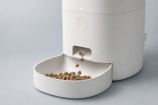 Dispensador automático de comida para gatos con compartimentos de almacenamiento