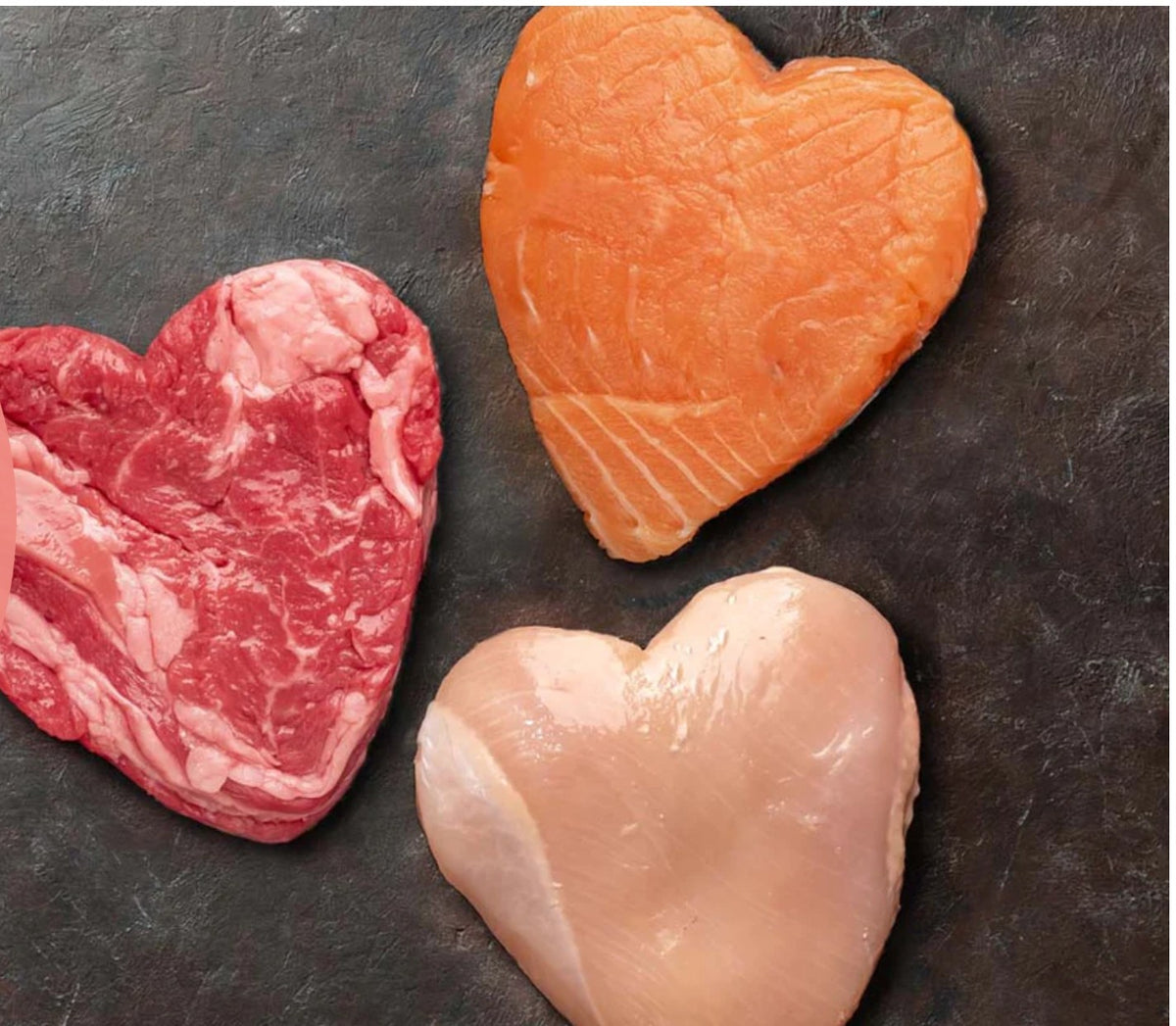 Carne y pescado frescos cortados en forma de corazón
