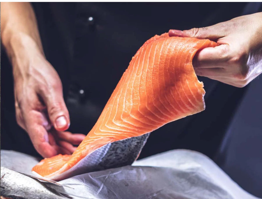Lomo de salmón fresco preparado a mano en la cocina de Visán
